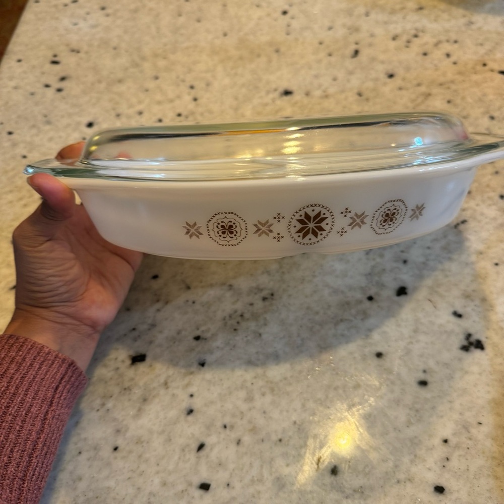Vintage Pyrex White Brown Snowflake Divided Oval 1-5 Q casserole dish with Lid